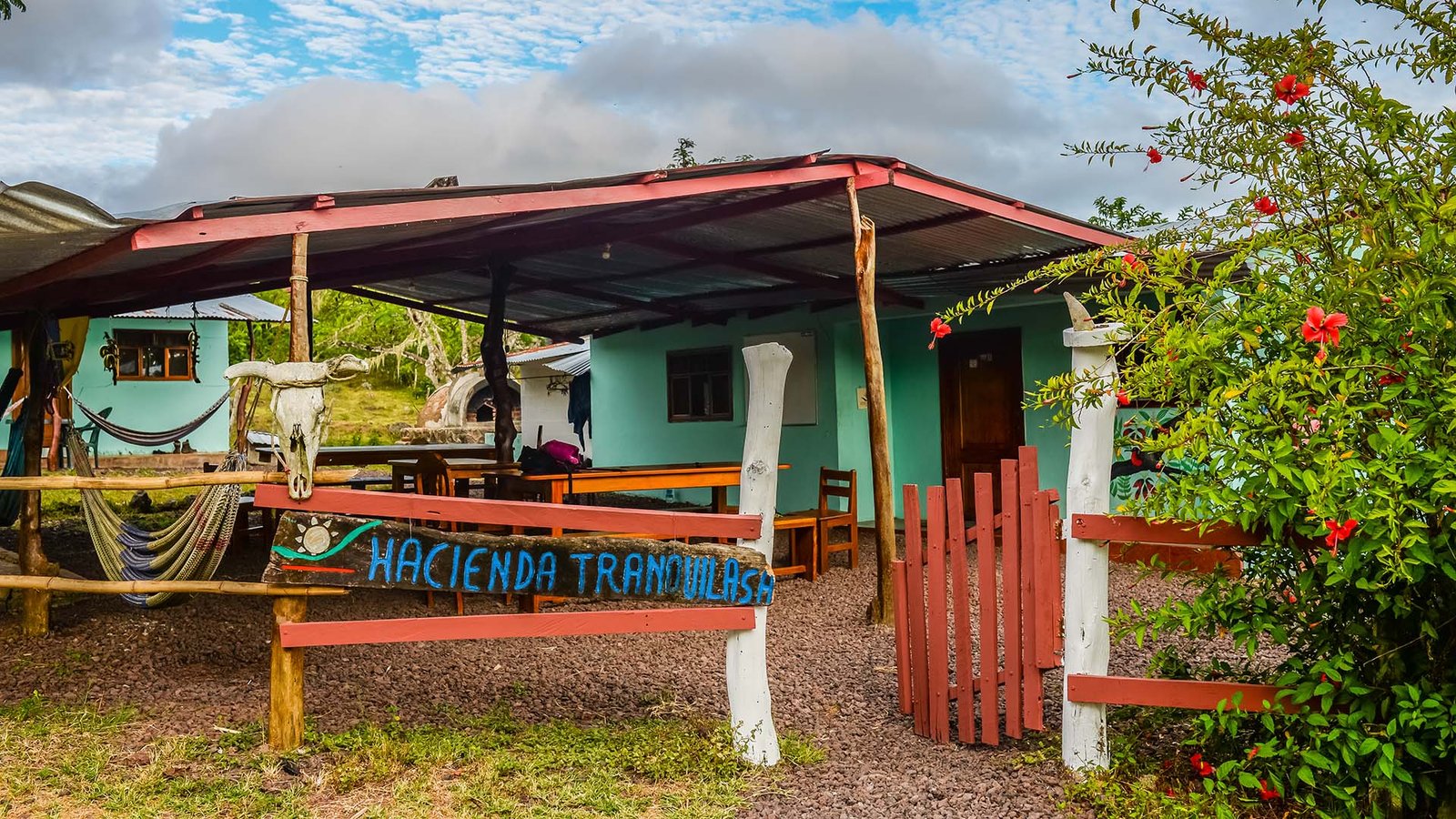 Hacienda Tranquilas en Galápagos con hamacas y ambiente rústico para turistas.